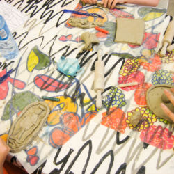 Ceramika dla dzieci, Pracownia Artystyczna "Mali Twórcy" - dzieci tworzą płaskorzeźby z gliny