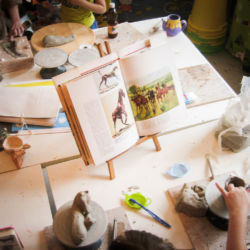 Ceramika dla dzieci, Pracownia Artystyczna "Mali Twórcy" - dzieci rzeźbią w glinie