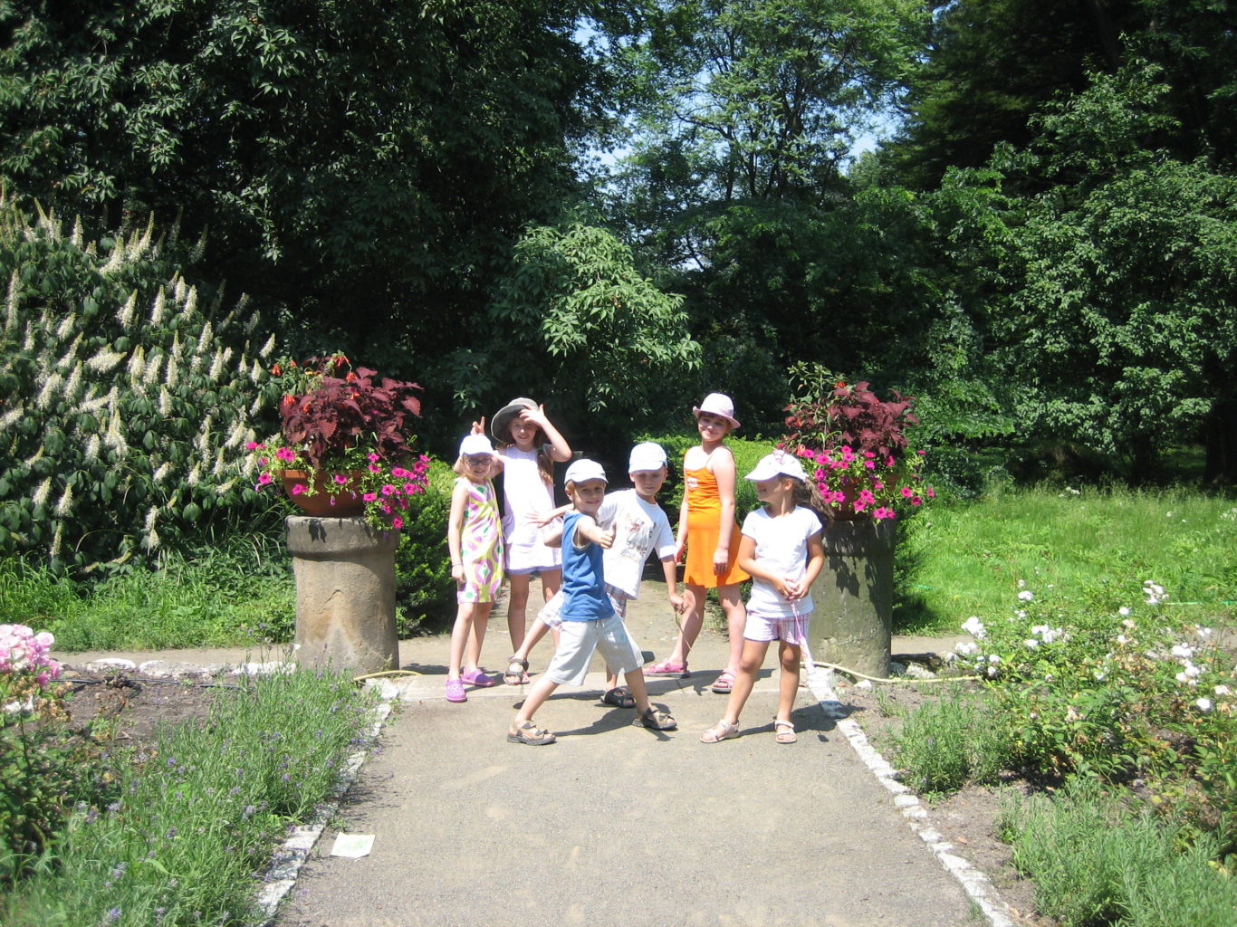 Półkolonie w Pracowni Artystycznej 'Mali Twórcy' - dzieci w ogrodzie botanicznym