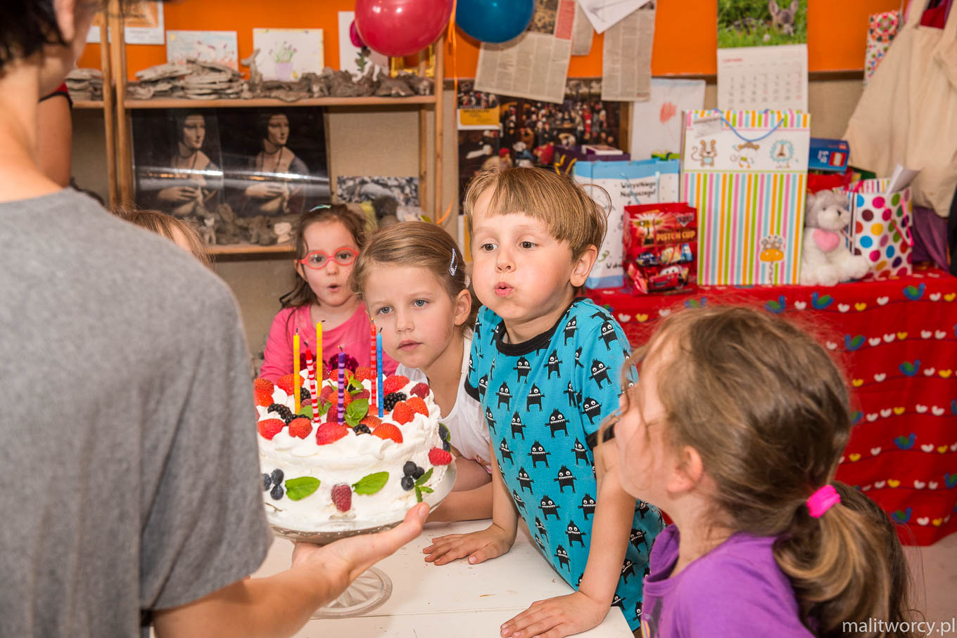 Urodziny dla dzieci - dmuchanie tortu