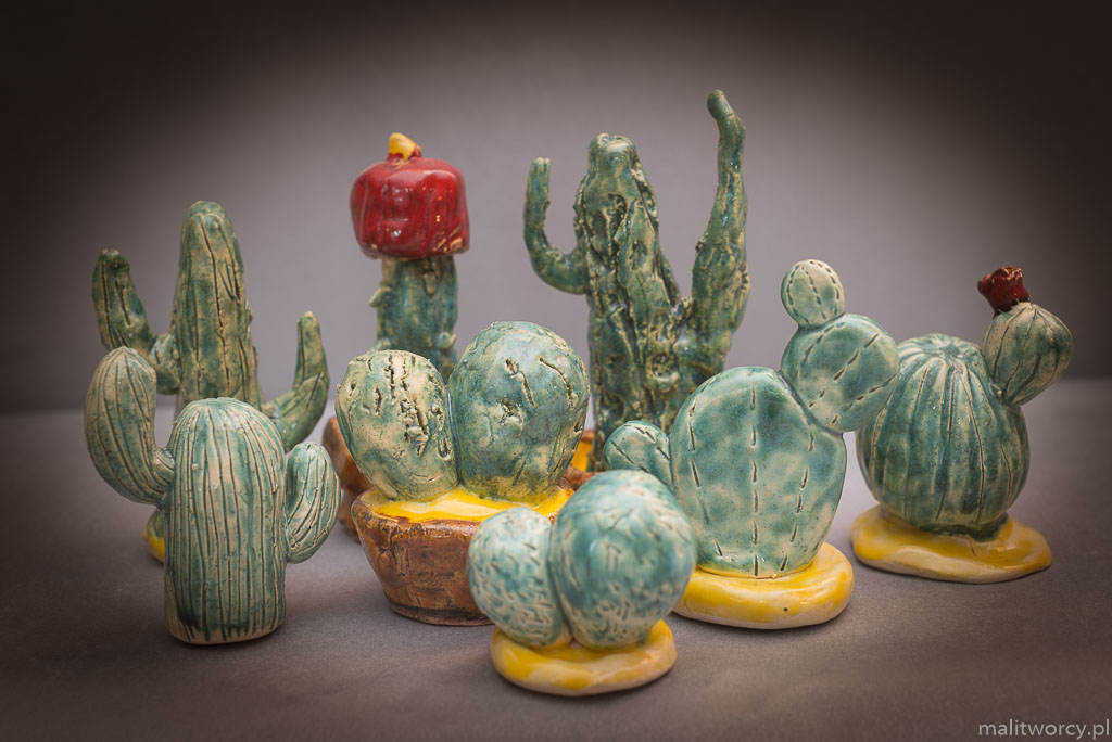 Warsztaty ceramiczne dla dzieci w przedszkolu i szkole - prace dzieci szkolnych kaktusy