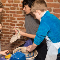 warsztaty ceramiczne - dzieci toczą na kole garncarskim