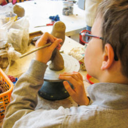 Ceramika: dzieci rzeźbią w glinie - półkolonia w Pracowni Artystycznej "Mali Twórcy"