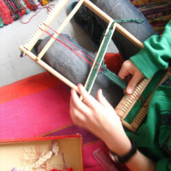 Dziecko robi bransoletkę - półkolonia w Pracowni Artystycznej "Mali Twórcy"