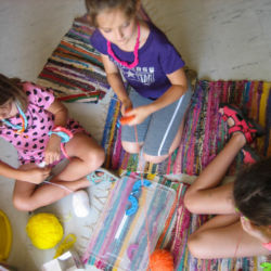 Dzieci robią pompony - półkolonia w Pracowni Artystycznej "Mali Twórcy"