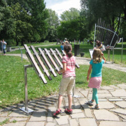 Półkolonia w Pracowni Artystycznej "Mali Twórcy" - dzieci na wycieczce w Ogrodzie Doświadczeń