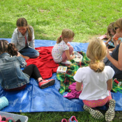 Półkolonia w Pracowni Artystycznej "Mali Twórcy" - dzieci bawią się w ogrodzie - gry i robienie bransoletek