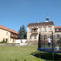 Półkolonia w Pracowni Artystycznej "Mali Twórcy" - dzieci bawią się w ogrodzie - skoki na trampolinie