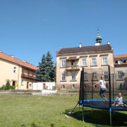 Półkolonia w Pracowni Artystycznej "Mali Twórcy" - dzieci bawią się w ogrodzie - skoki na trampolinie