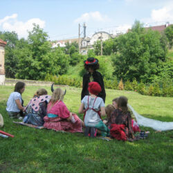 Półkolonia w Pracowni Artystycznej "Mali Twórcy" - dzieci bawią się w ogrodzie - zabawa a teatr