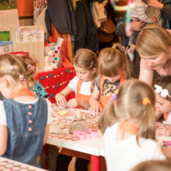 Ceramika dla dzieci - lepienie garnuszków z gliny